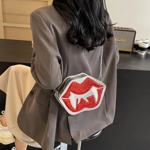 Sac à bandoulière original en forme de lèvres rouges à paillettes porté par un mannequin