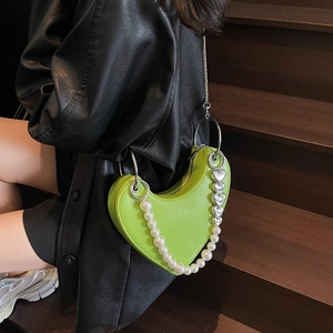 Borsa a tracolla a forma di cuore verde lime con tracolla di perle e ciondoli in metallo