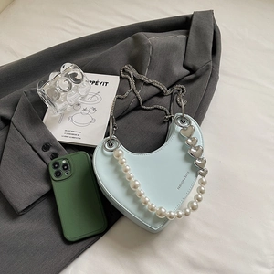 Borsa a tracolla azzurra a forma di cuore con manico di perle e scritte fashion