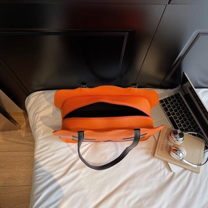 3D Kürbis Tragetasche in Orange für Halloween mit stilvollem Katzengesicht Design
