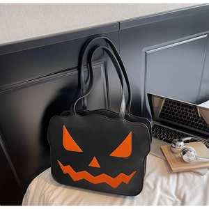 Detail der Halloween Kürbis-Einkaufstasche aus schwarzem Leder mit gewellten Kanten und Gesicht