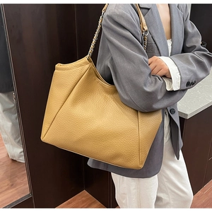 Détail du grand sac cabas avec cuir motif litchi et bandoulière chaîne argent