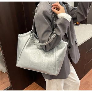 Vue détaillée du sac cabas argenté avec texture lychee et chaîne en métal argenté