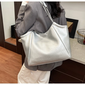 Sac cabas argenté métallisé avec texture froissée et bandoulière chaîne vue de côté