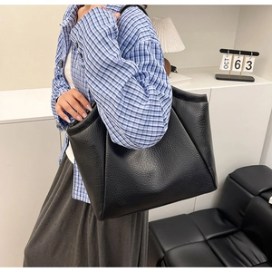 Sac fourre-tout noir à chaîne de style français avec texture grainée pour le trajet quotidien