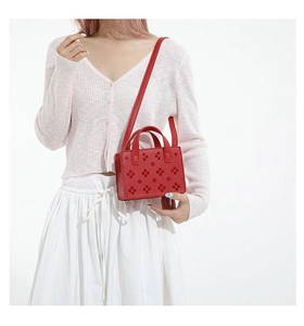 Détail du sac carré rouge avec fleurs en 3D et bandoulière amovible pour femme