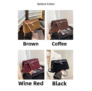 Détail de petits sacs bandoulière rétro carrés en marron, café, rouge vin et noir