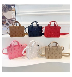 Détails de six mini-sacs cabas en cuir texturé aux couleurs variées et fleurs 3D