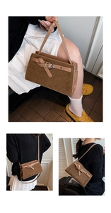 Gros plan sac bandoulière en daim marron avec boucle en métal et texture cuir élégante