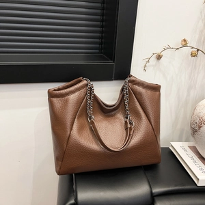 Grand sac cabas en cuir marron avec chaîne argentée élégante pour les trajets quotidiens