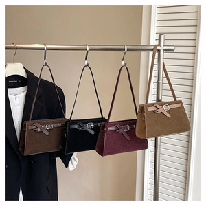Détail de quatre sacs à bandoulière en cuir mat rétro en marron, noir, bordeaux et beige