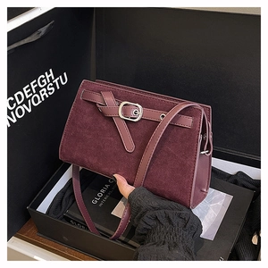 Détails du sac bandoulière vintage bordeaux avec finition en daim et boucle en métal décorative