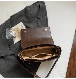 Vue détaillée de l'intérieur du sac à bandoulière en cuir marron avec poche zippée