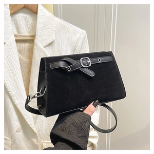Détail du sac bandoulière noir mat avec boucle argentée et fine bandoulière en cuir
