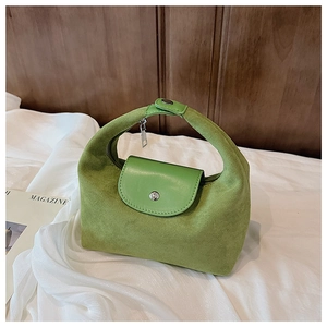 Détail du sac hobo en daim vert montrant le contraste et la fermeture éclair argentée