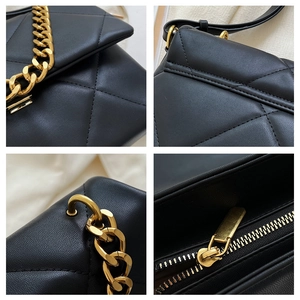 Detailopnamen van zwarte gewatteerde tas met vintage gouden ketting en metalen beslag