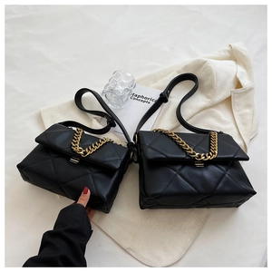 Comparaison détaillée de petits et grands sacs bandoulière noirs avec détails dorés