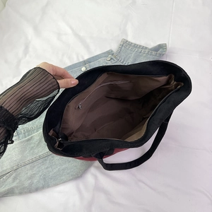 Minimalist black and red tote bag with large capacity interior and zipper pockets
