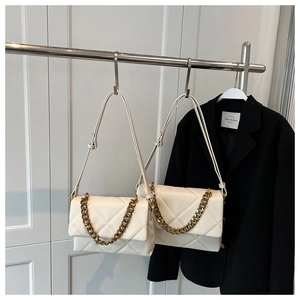 Détail du sac matelassé blanc avec chaîne dorée et bandoulière en cuir réglable