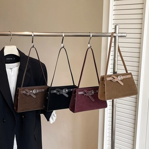 Sacs à bandoulière Kelly rétro givrés en marron foncé, noir et bordeaux sur un cintre