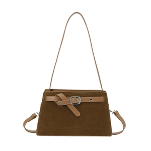 Sac bandoulière en daim marron de forme trapèze avec boucle décorative argentée