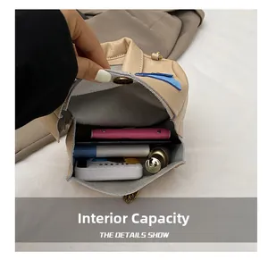 Innenraum der kleinen beigen Ledertasche mit Platz für Handy und Lippenstift