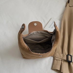 Sac à bandoulière minimaliste en daim marron avec design hobo et doublure chevrons
