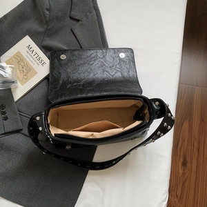 Sac baguette vintage noir à rivets avec texture en cuir synthétique froissé
