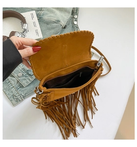 Dettaglio interno della borsa a tracolla scamosciata boho con frange e tasca a zip