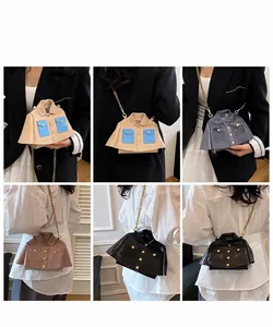 Detailansicht kreativer Taschen in Jackenform mit stilvollem Metallketten-Schultergurt