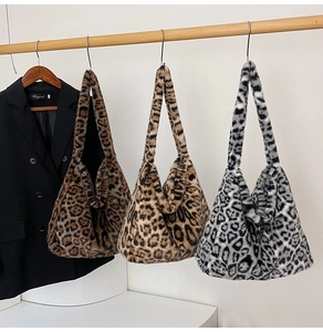 Détails de sacs fourre-tout en peluche léopard en marron, beige et gris en matière polaire