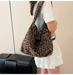Vue détaillée du sac cabas en fausse fourrure léopard montrant la texture douce et large
