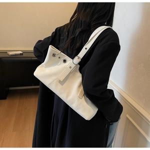 Vue détaillée du sac à bandoulière rectangulaire en cuir blanc crème avec œillet en métal