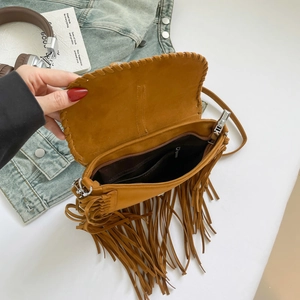 Borsa a sella vintage in camoscio marrone con frange e dettagli boho in set quotidiano