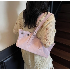 Détail du sac cabas rose avec œillets métalliques argentés et fines bandoulières