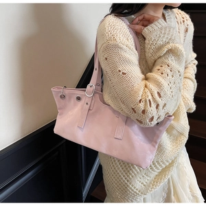 Grand sac fourre-tout rose avec œillets argentés porté par un mannequin en détail