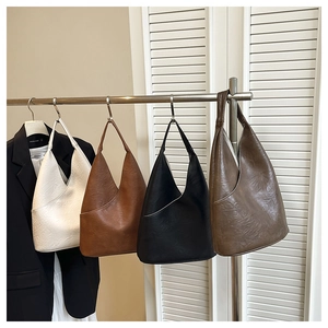 Comparación detallada de bolsos tote de cuero minimalistas en crema, marrón, negro y gris