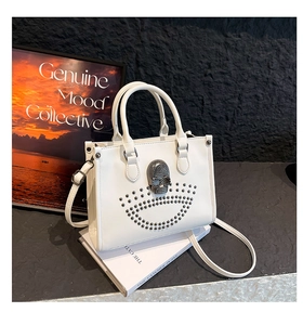 Détails du sac blanc en similicuir avec tête de mort argentée et rivets cloutés