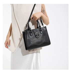 Gros plan du sac punk avec emblème de crâne argenté et détails de rivets métalliques