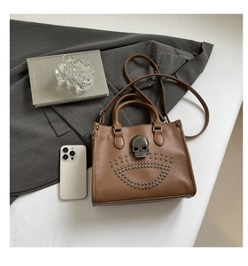 Sac fourre-tout punk marron avec crâne argenté vintage et rivets dans un cadre élégant