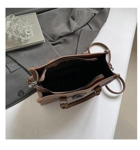 Vue de dessus du sac gothique avec doublure noire, poche zippée interne et anses en cuir
