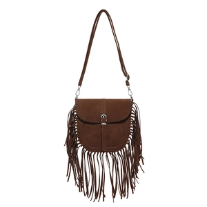 Sac bandoulière bohème rétro marron foncé avec franges et boucle en métal argenté