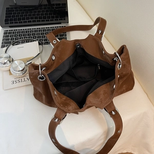 Grand sac cabas marron vintage vue intérieure avec compartiments et accessoires de bureau