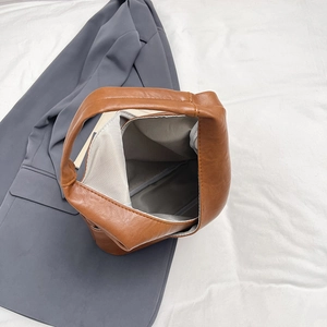 Bolso cubo de cuero marrón con forro de espiga y gran capacidad para uso diario