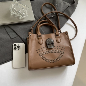 Sac fourre-tout punk marron avec relief de crâne et clous métalliques au design urbain