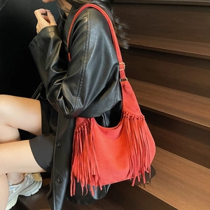 Sac hobo rouge en suédine avec de longues franges élégantes et détails dorés