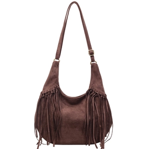 Sac demi-lune bohème en faux daim marron avec de longues franges et bandoulière réglable
