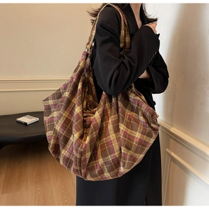 Sac hobo chic avec tissu à carreaux colorés et large bandoulière en cadre décontracté