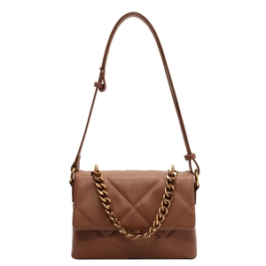Gewatteerde bruine crossbody tas met gouden ketting en elegant vintage ontwerp