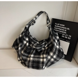 Vue détaillée du grand sac cabas en tissu à carreaux noir et blanc à texture souple